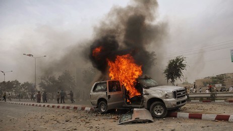 Brennende bil i Kabul, Afghanistan (Foto: Yuri Cortez/AFP) Brennende bil i Kabul, Afghanistan (Foto: Yuri Cortez/AFP)