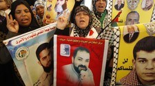 Palestinske mødre med plakater av familiemedlemmer (Foto: MOHAMMED ABED/Afp) Palestinske mødre med plakater av familiemedlemmer (Foto: MOHAMMED ABED/Afp)