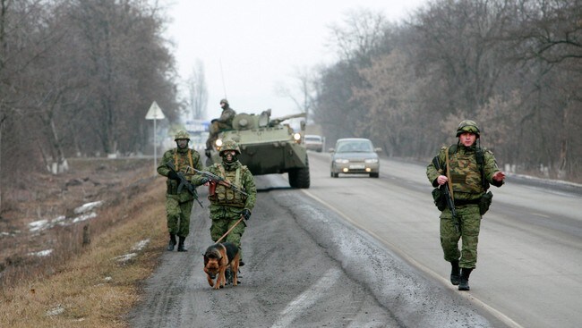Russiske styrkar på patrulje i Ingusjetia. (Foto: KAZBEK BASAYEV/Reuters) Russiske styrkar på patrulje i Ingusjetia. (Foto: KAZBEK BASAYEV/Reuters)