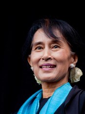 Aung San Suu Kyi på Nobels fredssenter (Foto: Sara Johannessen /Nobels fredssenter) Aung San Suu Kyi på Nobels fredssenter (Foto: Sara Johannessen /Nobels fredssenter)