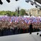 Nicolas Sarkozy ser ut over menneskehavet på folkemøtet hans på Concorde-plassen midt i Paris søndag 15. mars. 