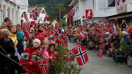 Kronprinsparet i Eid (Foto: Øyvind Torvund/NRK) Kronprinsparet i Eid (Foto: Øyvind Torvund/NRK)
