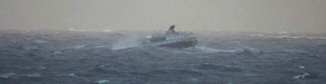 MS Nordkapp i storm (Foto: Thomas Bichard/NRK)