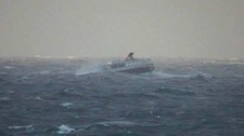 MS Nordkapp i storm (Foto: Thomas Bichard/NRK)