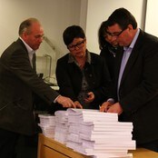 Rettspsykiaterne Agnar Aspaas og Terje Tørrisen overleverer rapport (Foto: Øyvind Bye Skille/NRK) Rettspsykiaterne Agnar Aspaas og Terje Tørrisen overleverer rapport (Foto: Øyvind Bye Skille/NRK)