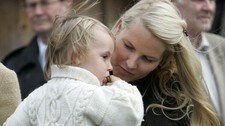 Kronprinsesse Mette-Marit med prinsesse Ingrid Alexandra på armen på Sverresborg (Foto: Stian Lysberg Solum/Scanpix) Kronprinsesse Mette-Marit med prinsesse Ingrid Alexandra på armen på Sverresborg (Foto: Stian Lysberg Solum/Scanpix)