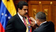 Nicolas Maduro mottar ordensbåndet under presidentinnsettelsen (Foto: JORGE SILVA/Reuters) Nicolas Maduro mottar ordensbåndet under presidentinnsettelsen (Foto: JORGE SILVA/Reuters)