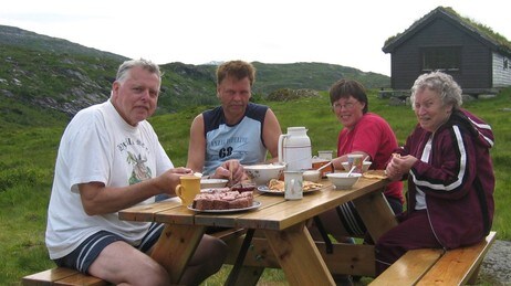 Martin Ommedal, Frank Vie, Anne Grete Ommedal og Synnøve Ommedal på Ommedalsstøylen. (Foto: Gro Ravnestad/NRK) Martin Ommedal, Frank Vie, Anne Grete Ommedal og Synnøve Ommedal på Ommedalsstøylen. (Foto: Gro Ravnestad/NRK)