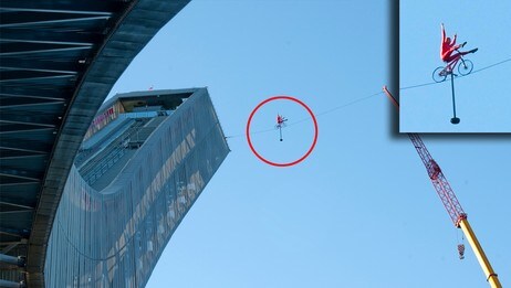 Eskild Rønningsbakken sykler på line i Holmenkollen. (Foto: Sindre Lundvold)
