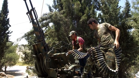 To syriske opprører på en anti-luftskytts-kanon (Foto: AHMAD GHARABLI/Afp) To syriske opprører på en anti-luftskytts-kanon (Foto: AHMAD GHARABLI/Afp)