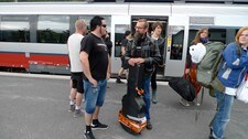 Festivalsjef Frode Nakken tek imot Bare Egil. (Foto: Pål Kristian Lindseth/NRK) Festivalsjef Frode Nakken tek imot Bare Egil. (Foto: Pål Kristian Lindseth/NRK)