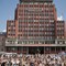 Folk samlet seg foran APs bygning for å se konserten. Folk samlet seg foran APs bygning for å se konserten.