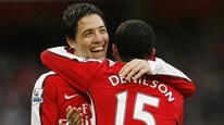 Denilson feirer sammen med Samir Nasri  (Foto: GLYN KIRK /Scanpix/AFP)