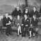 Prinsesse Ragnhild forlover seg med Erling Lorentzen fra kongens livvaktstyrke. Her er det unge paret fotografert sammen med kong Haakon, kronprinsesse Märtha, Erling Lorentzens far Øivind, prinsesse Astrid og kronprins Olav. På slottet i 1953.