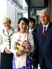 Aung San Suu Kyis ankomst til Norge Aung San Suu Kyis ankomst til Norge
