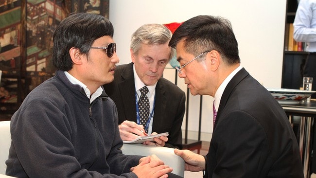 CHINA-USA/ A handout photo from U.S. Embassy Beijing Press office shows U.S. Ambassador to China Gary Locke holding blind activist Chen Guangcheng's hands as they talk in Beijing (Foto: HANDOUT/Reuters) CHINA-USA/ A handout photo from U.S. Embassy Beijing Press office shows U.S. Ambassador to China Gary Locke holding blind activist Chen Guangcheng's hands as they talk in Beijing (Foto: HANDOUT/Reuters)