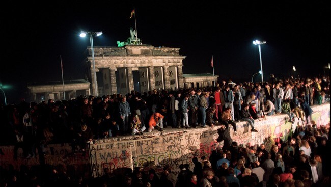 Berlinmuren natten 9. november 1989 (Foto: Gerard Malie/Scanpix/AFP)