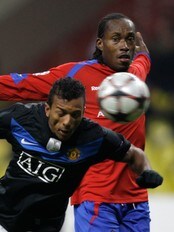 Manchester Uniteds Nani foran Chidi Odiah 