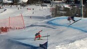 Her faller tre stykker på en gang - Her faller tre stykker på en gang i den ene av kvinnenes semifinale i skicross. Jorinde Müller som lå helt bakerst kan kjøre rolig forbi og sikre seg en finaleplass. 