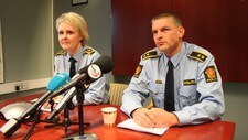 Kriminalsjef Arne Hammer og påtaleleder Heidi Kløkstad orienterer media om overgrepssaken. (Foto: Per Willy Larsen/NRK)