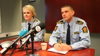 Kriminalsjef Arne Hammer og påtaleleder Heidi Kløkstad orienterer media om overgrepssaken. (Foto: Per Willy Larsen/NRK)