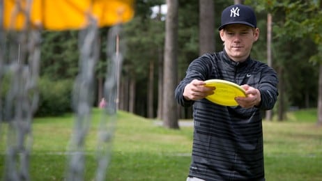 Ole Heldal Larsen putter (Foto: Thomas Nikolai Blekeli/NRk)