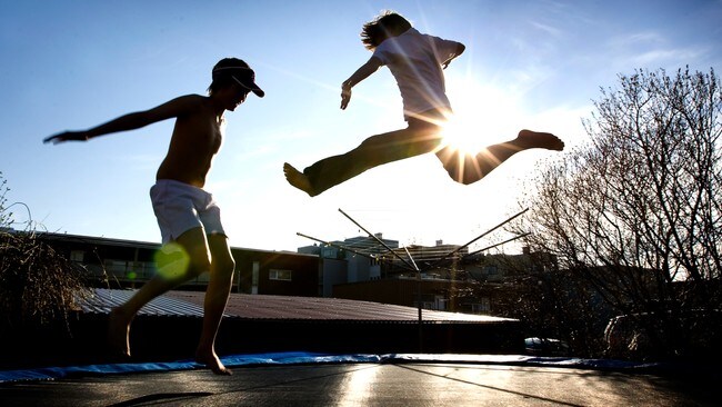 På trampoline i finværet (Foto: Kallestad, Gorm/SCANPIX) På trampoline i finværet (Foto: Kallestad, Gorm/SCANPIX)