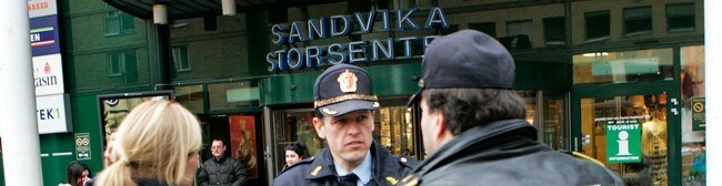 Politi utenfor Sandvika Storsenter (Foto: Falch, Knut/SCANPIX)