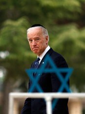 Joe Biden vitja ein krigskyrkjegard i Jerusalem. (Foto: Ariel Schalit/Scanpix/Reuters)
