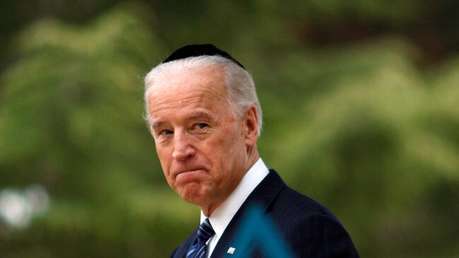 Joe Biden vitja ein krigskyrkjegard i Jerusalem. (Foto: Ariel Schalit/Scanpix/Reuters) Joe Biden vitja ein krigskyrkjegard i Jerusalem. (Foto: Ariel Schalit/Scanpix/Reuters)