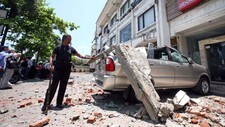 Bil truffet av betongbit i Kuta på Bali, Indonesia, etter jordskjelv (Foto: Firdia Lisnawati/Ap) Bil truffet av betongbit i Kuta på Bali, Indonesia, etter jordskjelv (Foto: Firdia Lisnawati/Ap)