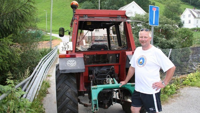Stein Ove Borlaug sperra brua i Undredal med traktoren sin. (Foto: Arne Veum)