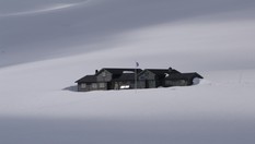 Patchellhytta i vinterdrakt