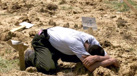 UCK-soldat ved en avdekket massegrav som inneholdt 60 kosovoalbanere (Foto: DIMITRI MESSINIS/AP) UCK-soldat ved en avdekket massegrav som inneholdt 60 kosovoalbanere (Foto: DIMITRI MESSINIS/AP)
