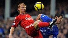 Liverpools Dirk Kuyt i duell med Evertons Diniyar Bilyaletdinov (Foto: ANDREW YATES/Scanpix/AFP) Liverpools Dirk Kuyt i duell med Evertons Diniyar Bilyaletdinov (Foto: ANDREW YATES/Scanpix/AFP)