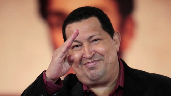 VENEZUELA-CHAVEZ/ Venezuelan President Hugo Chavez salutes after signing the new Labour Law during a national TV broadcast, ahead of May Day commemoration, in Caracas (Foto: HANDOUT/Reuters) VENEZUELA-CHAVEZ/ Venezuelan President Hugo Chavez salutes after signing the new Labour Law during a national TV broadcast, ahead of May Day commemoration, in Caracas (Foto: HANDOUT/Reuters)