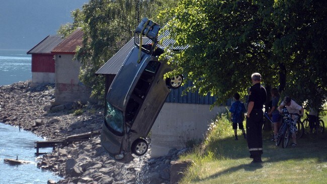 Bil hamna i Hæreidselva. (Foto: Hanne Stedje, porten.no)