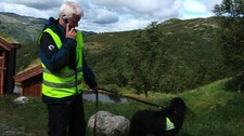 Knut Skår og hunden Musto (Foto: Ole Jørgen Kolstadbråten/NRK)
