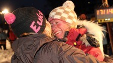 Inger-Marie Haaland gir Sigrid Ekran en seiersklem. (Foto: Arne Kristian Gansmo/NRK) Inger-Marie Haaland gir Sigrid Ekran en seiersklem. (Foto: Arne Kristian Gansmo/NRK)