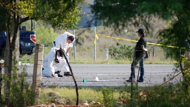 MEXICO-SLAYINGS/ Forensic technicians work at a crime scene in the municipality of Cadereyta (Foto: STRINGER/MEXICO/Reuters) MEXICO-SLAYINGS/ Forensic technicians work at a crime scene in the municipality of Cadereyta (Foto: STRINGER/MEXICO/Reuters)