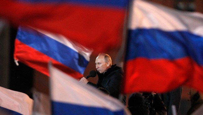 Putin held sigerstalen til tilhengjarane sine (Foto: DENIS SINYAKOV/Reuters) Putin held sigerstalen til tilhengjarane sine (Foto: DENIS SINYAKOV/Reuters)
