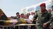 Hugo Chavez inspiserer en modell av kinesiske K-8 kampfly