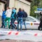 Etterforskere fra politiet går gjennom og foretar en rundspørring i området i nærheten av skogholtet hvor et lik ble funnet i går kveld.