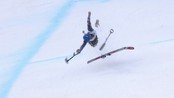 Her går det fryktelig galt - Tyler Walker mistet kontrollen og falt stygt under dagens sittende utfor i Paralympics.