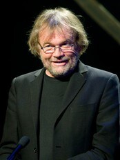 Jostein Gaarder holder en prolog på Litteraturfestivalen (Foto: Geir Olsen/SCANPIX) Jostein Gaarder holder en prolog på Litteraturfestivalen (Foto: Geir Olsen/SCANPIX)