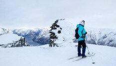  På toppen. Deler av Eidfjord kan skimtes i bakgrunnen.