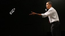 Barack Obama kaster en flaske vann til tilhengerne i Louisianna,Kentucky (Foto: JOHN SOMMERS II/REUTERS)