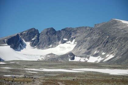Utsikt mot Snøhetta i juni