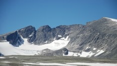 Utsikt mot Snøhetta i juni