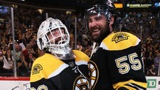 Tim Thomas og Johnny Boychuk for Boston (Foto: ELSA/Afp) Tim Thomas og Johnny Boychuk for Boston (Foto: ELSA/Afp)